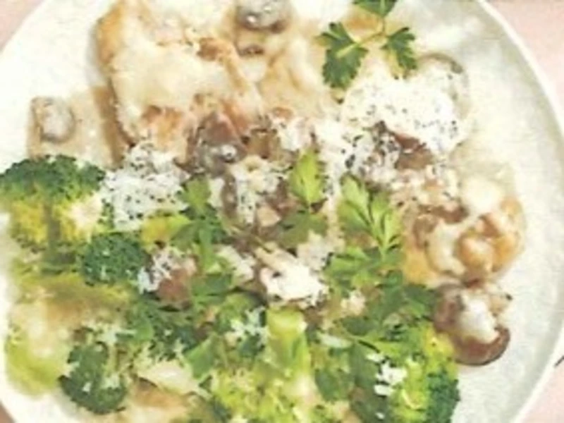 Kippendij in romige champignonsaus en gekookte broccoli