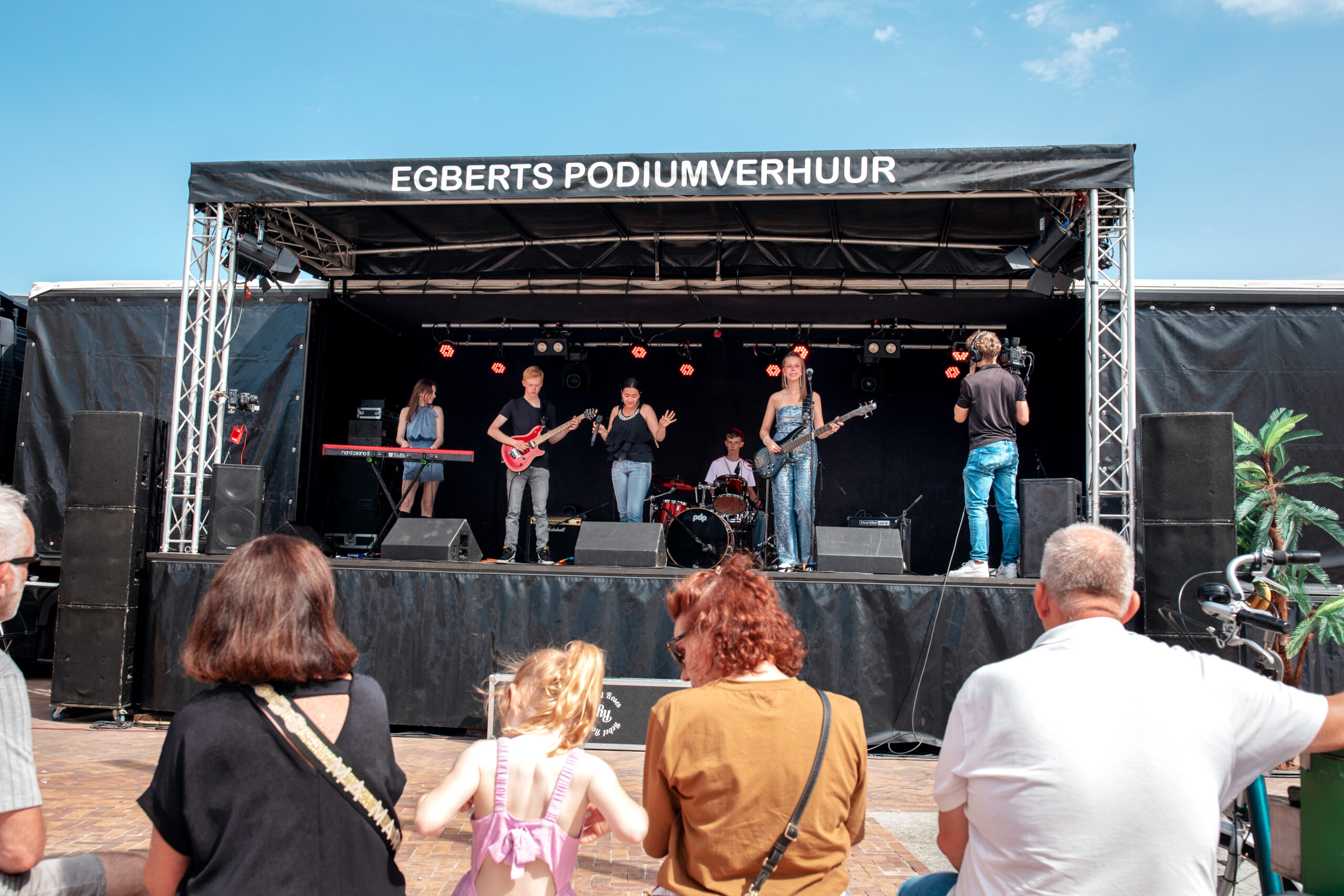 Optreden tijdens de opening van de  Wemensstraat in Hengelo - juni 2024